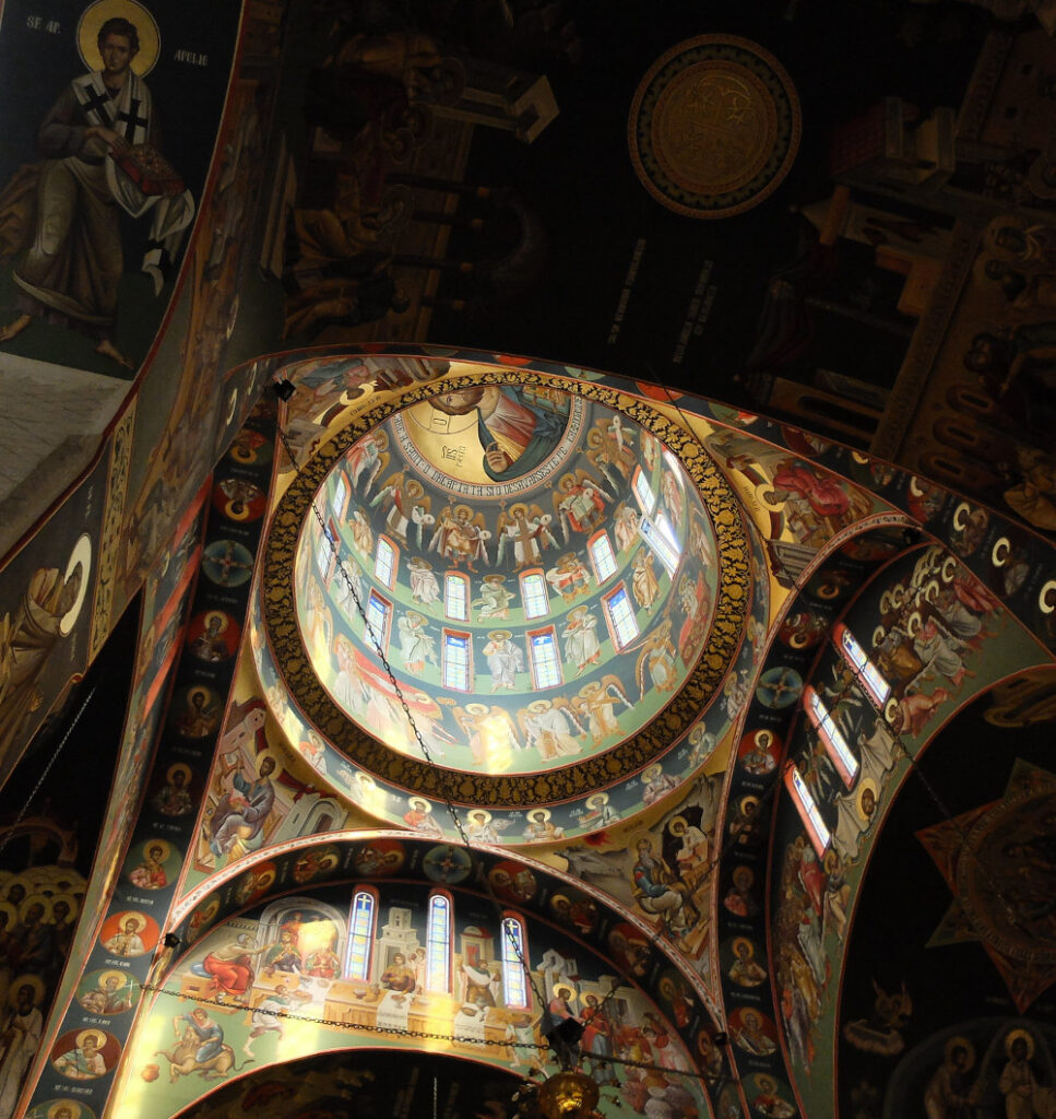 Vue sur l'intérieur d'une église orthodoxe.